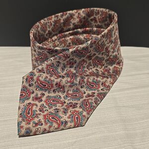 CHAPS Ralph Lauren Silk Tie Light Brownish Grey w Red & Blue Paisley